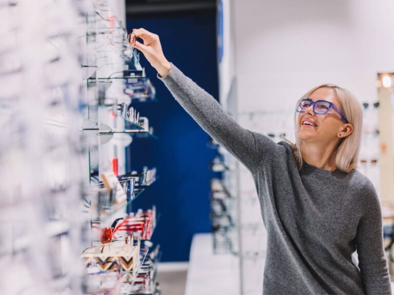 Ściana oprawek. Obrazek w artykule Ile kosztują oprawki do okularów? Przewodnik po cenach i modelach okularówokularów wybieranie