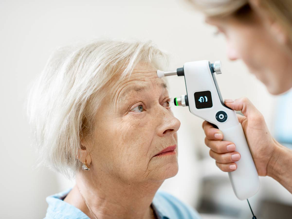 Kobieta podczas badania. Obrazek w artykule Ciśnienie w oku objawy. Przeczytaj, jak rozpoznać wysokie ciśnienie w oczach.