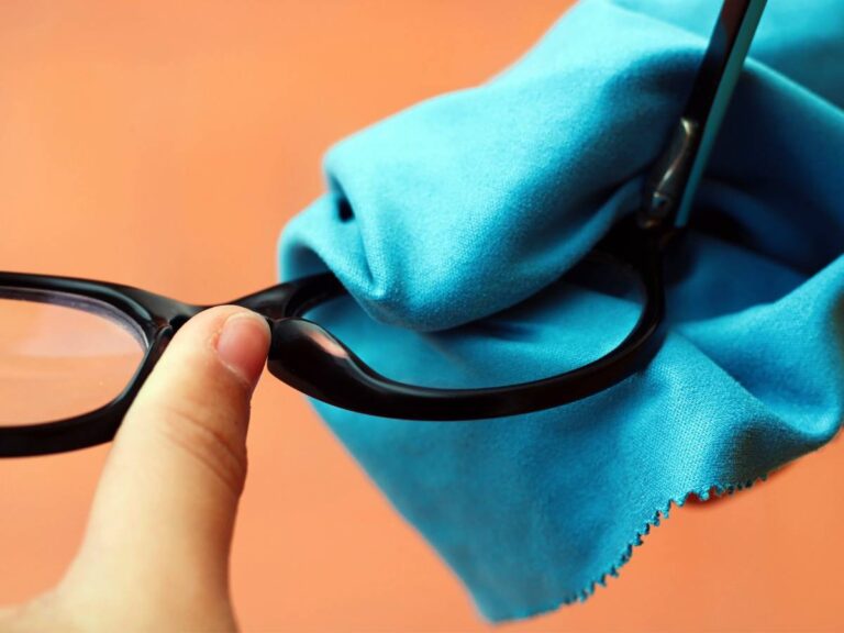 Ściereczki i okulary. Obrazek w artykule Czym czyścić okulary? Odkryj skuteczne sposoby na czyste szkła