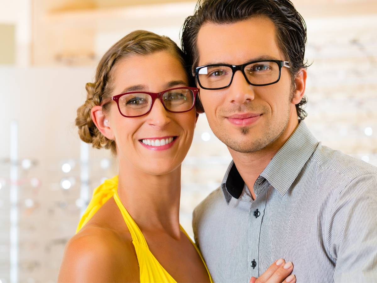 Para w okularach, Obrazek w artykule Jak poprawić wzrok domowymi sposobami? Proste metody na lepszy wzrok