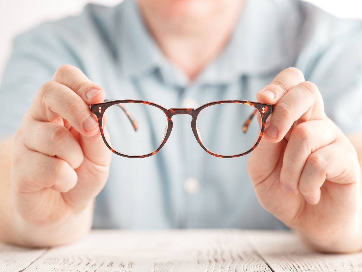 Człowiek z okularami. Obrazek w artykule Fotochromy zalety i wady. Przeczytaj, jak okulary fotochromatyczne wpływają na Twoje widzenie