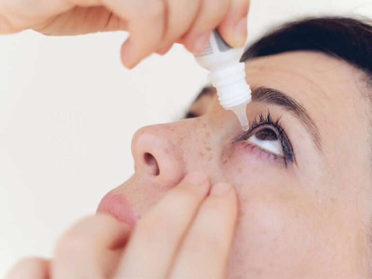 Zakraplanie oczu. Obrazek w artykule Gronkowiec w oku. Jak rozpoznać i leczyć zakażenie gronkowcem?