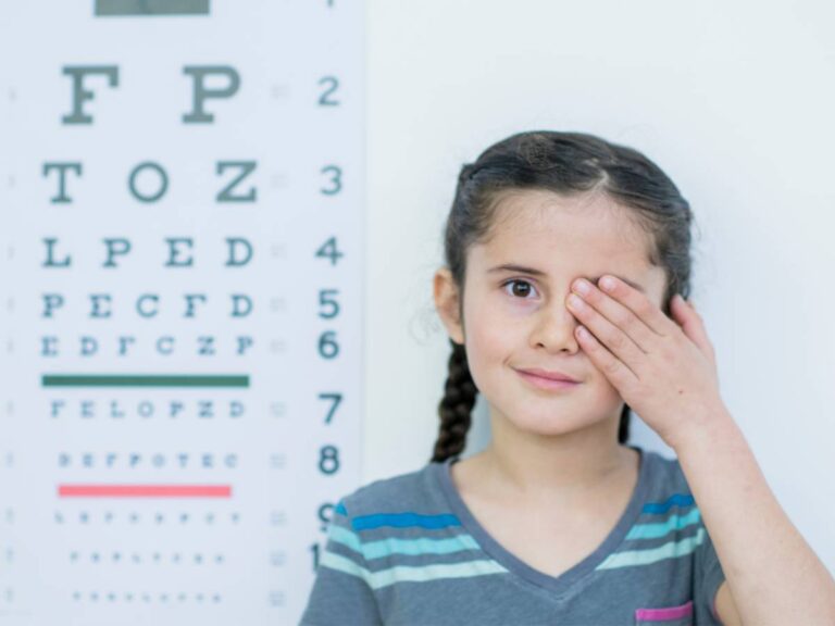 Dziewczynka u okulisty. Obrazek w artykule Jak poprawić wzrok? Zdradzamy proste sposoby na lepszy wzrok