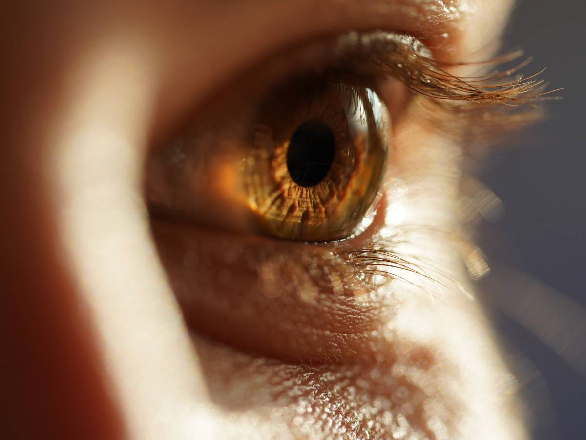 Oko kobiety. Obrazek w artykule Mroczki tylko w jednym oku – możliwe przyczyny i leczenie problemów z widzeniem w jednym oku