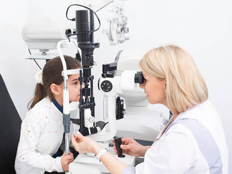 Wizyta u okulisty. Obrazek w artykule Nastawność oka. Odkryj czym jest akomodacja oczu