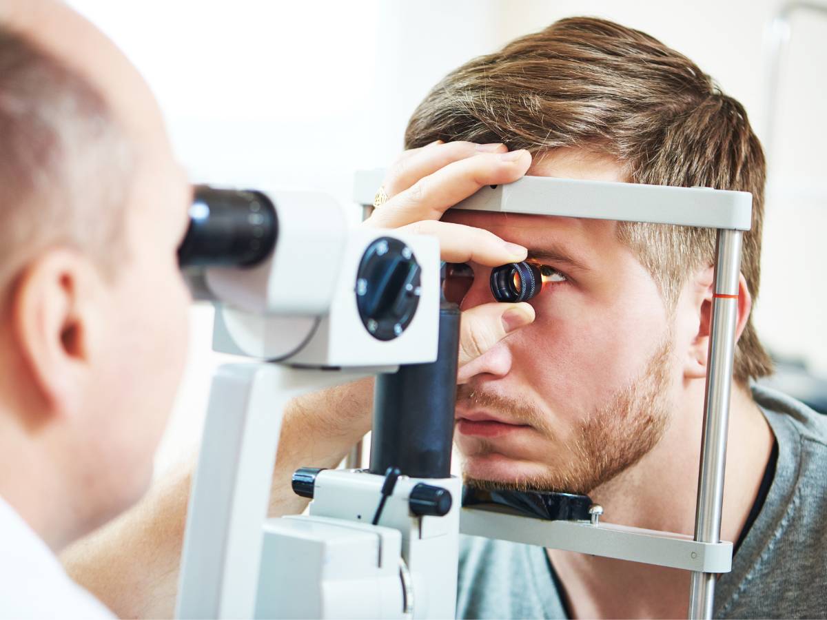 Badanie u okulisty. Obrazek w artykule Odklejenie rogówki objawy. Jak rozpoznać i co robić gdy nagle zaczynasz źle widzieć?