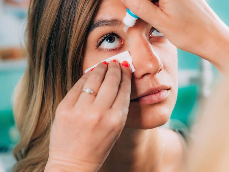 Badanie oczu u dziewczyny. Obrazek w artykule Odwarstwienie siatkówki a wysiłek fizyczny. Jak bezpiecznie ćwiczyć przy problemach z siatkówką?