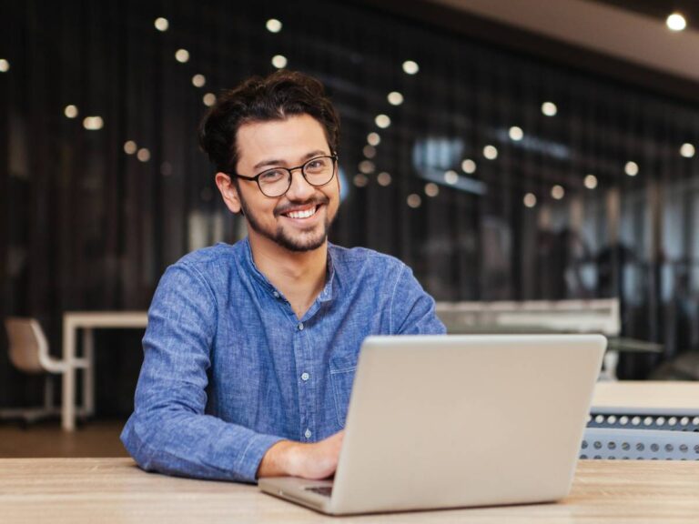 Mężczyzna przy pracy. Obrazek w artykule Okulary przeciw niebieskiemu światłu. Czy warto nosić okulary z filtrem niebieskiego światła?