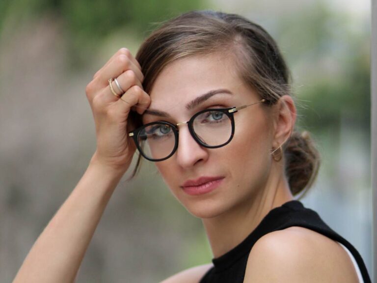 Kobieta w okularach. Obrazek w artykule Jakie okulary do owalnej twarzy?Przeczytaj jak znaleźć idealną parę!