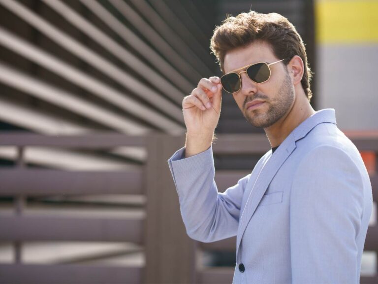 Mężczyzna w okularach. obrazek w artykule Okulary przeciwsłoneczne dla kierowców. Poradnik jak wybrać najlepsze okulary od słońca dla kierowcy