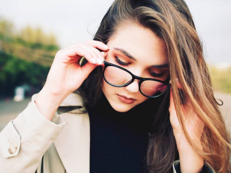 Blondynka w okularach. Obrazek w artykule Jakie oprawki dla blondynek? Poznaj sprytne sposoby aranżacji okularów