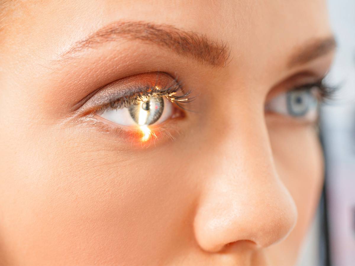 Badanie oka. Obrazek w artykule Wodny pęcherzyk na białku oka. Poznaj przyczyny i metody leczenia