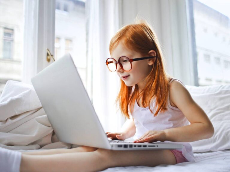 Kobieta przy komputerze. Obrazek w artykule Polaryzacja w okularach co to? Odkrywamy tajemnice soczewek polaryzacyjnych