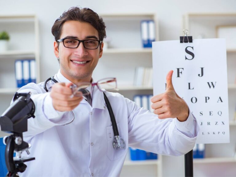 Mężczyzna w gabinecie okulisty. Obrazek w artykule Ile jest ważna recepta na okulary?Sprawdź ile masz czasu na realizację recepty