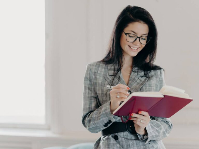 Kobieta z notesem. Obrazek w artykule Refundacja okularów. Jak uzyskać zwrot kosztów za kupno okularów?