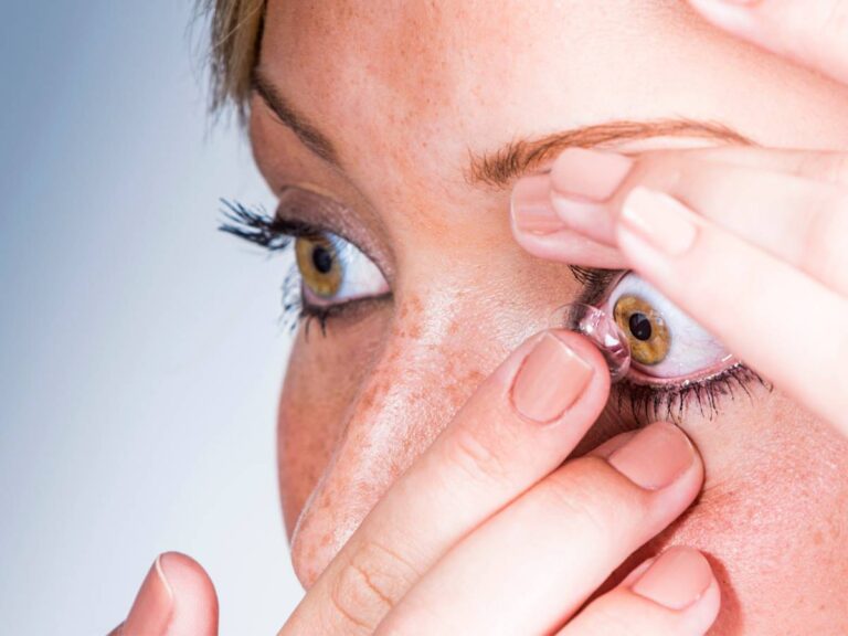 Zakładanie kontaktów. Obrazek w artykule Soczewki multifokalne. Poznaj nowoczesne soczewki kontaktowe