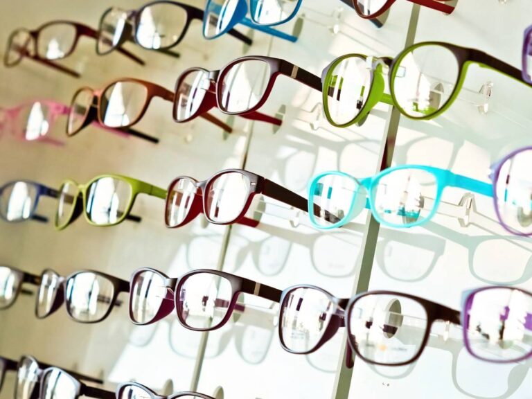 Najmodniejsze oprawki do okularów. Poznaj już dziś nowe trendy okularów