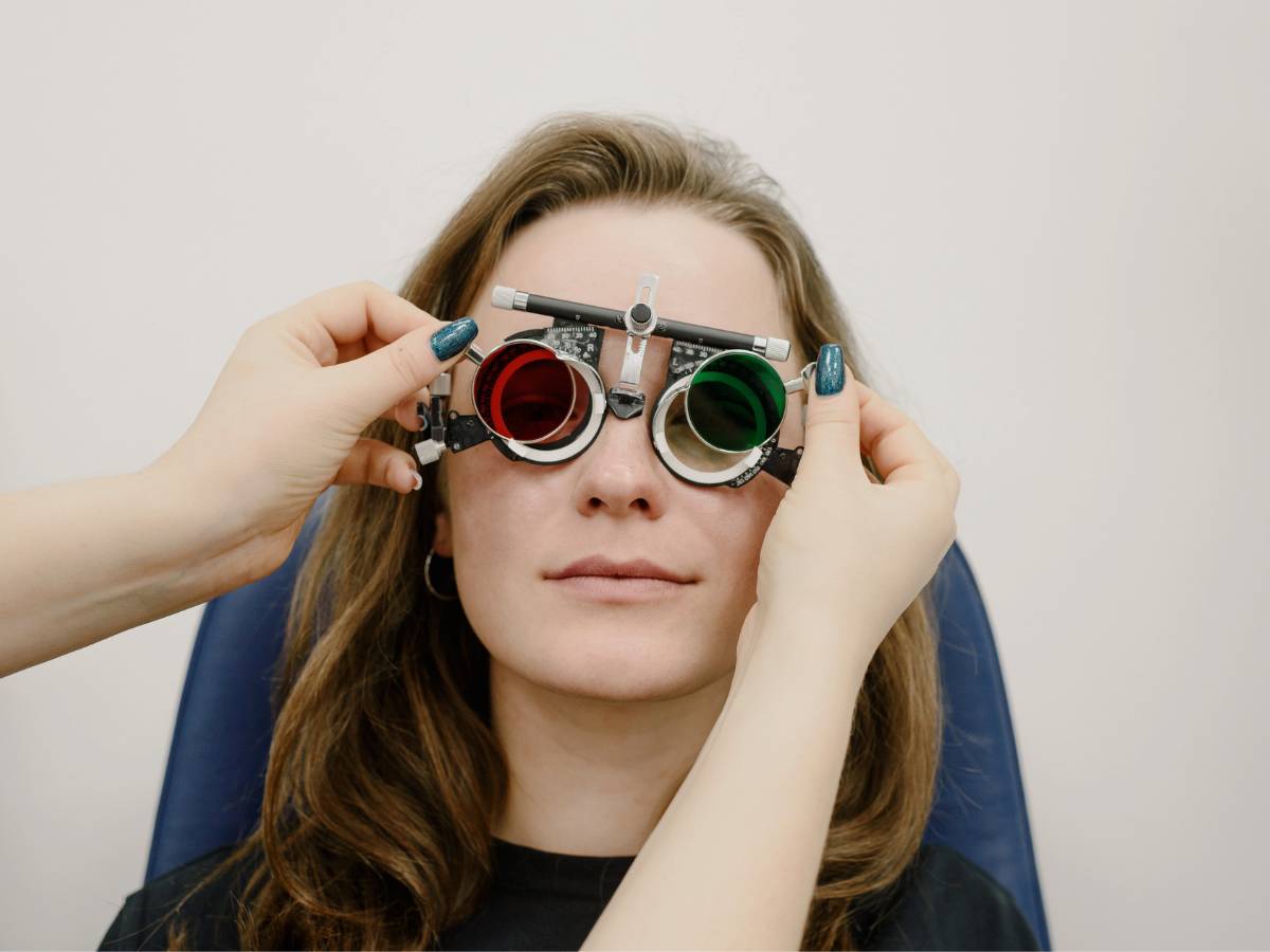 Badanie wzroku u kobiety. Obrazek w artykule Wada refrakcji - czym jest i jak korygować taką wadę wzroku?