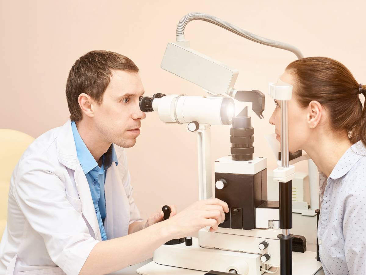 Badanie oczu. Obrazek w artykule Jakie są wady wzroku? Poznaj przyczyny i metody korekcji