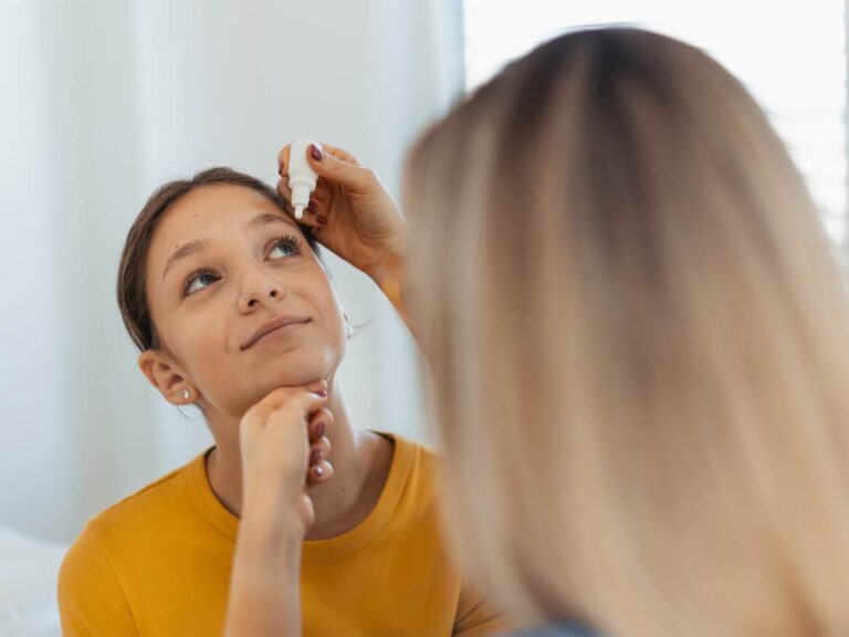 Zakraplanie oczu. Obrazek w artykule Łojotokowe zapalenie powiek. Czym jest łojotokowe zapalenie i jak się przed nim chronić?