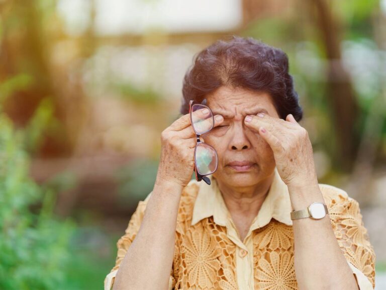 Ból oczodołow u pani. Obrazek w artykule Ból oczodołu. Podajemy możliwe przyczyny, objawy i leczenie bólu okolic oka