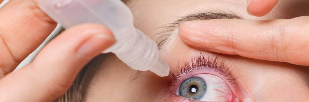 Zakraplanie oka. Obrazek w artykule Ból oka przy mruganiu i dotykaniu. Znajdź  przyczyny i sposoby leczenia