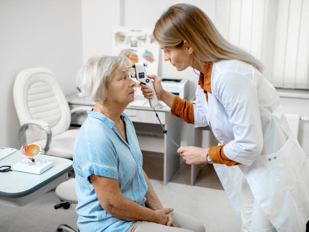 Starsza pani u okulisty. Obrazek w artykule Wysokie ciśnienie w oku. Przeczytaj jak rozpoznać i leczyć nadciśnienie w oczach?