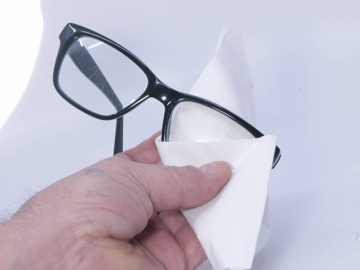Czyszczenie okularów. Obrazek w artykule Płyn przeciw parowaniu okularów. Jak działają preparaty przeciw