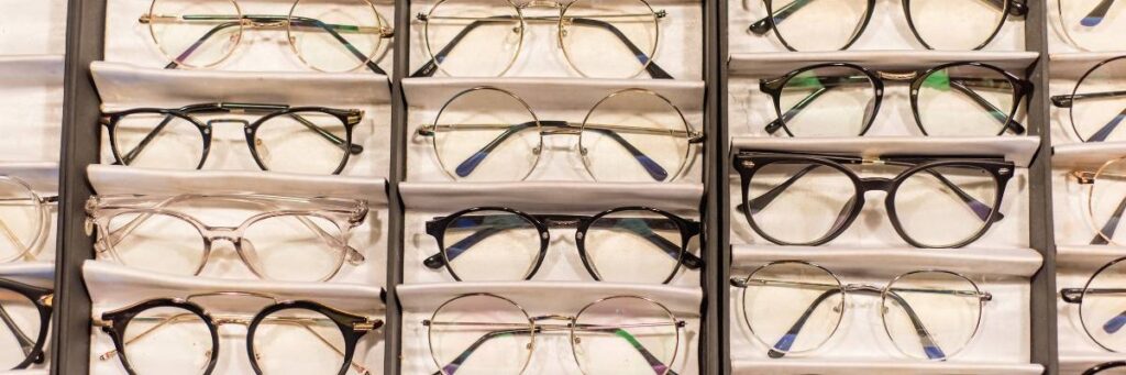 Tablica z oprawkami. Obrazek w artykule Oprawki metalowe damskie. Jak wybrać nowoczesne ładne oprawki do okularów?