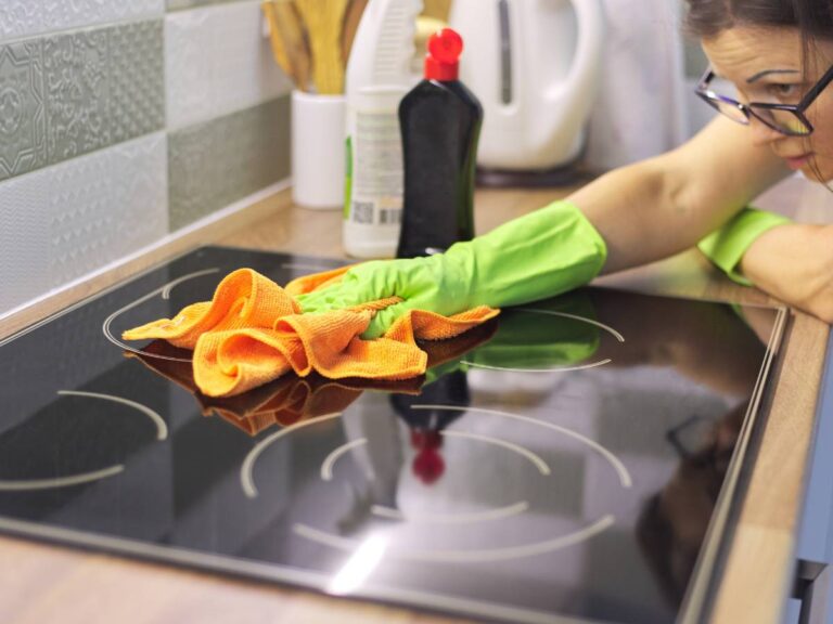 Mycie okularów. Obrazek w artykule Jak myć okulary? Skuteczne i sprawdzone porady na utrzymanie okularów w czystości