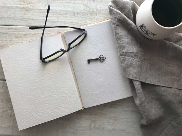 Okulary na notesie. Obrazek w artykule Myjka ultradźwiękowa do okularów. Jak łatwo wyczyścić szkła okularów?