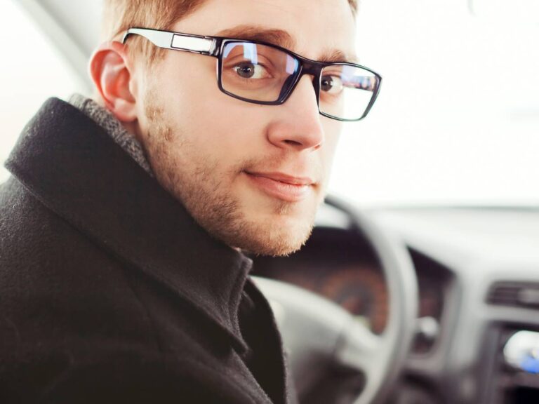 Mężczyzna w okularach. Obrazek w artykule Okulary do jazdy w nocy. Podpowiadamy jak wybrać najlepsze