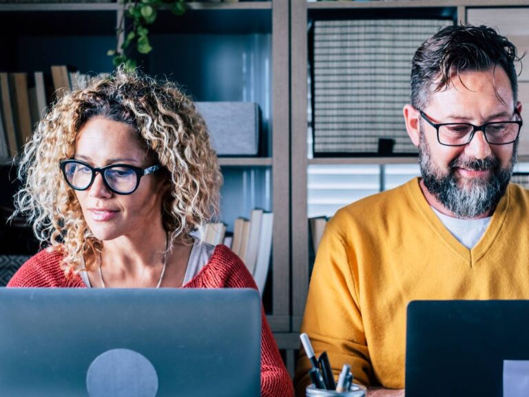 Para w okularach przed komputerem. Obrazek w artykule Okulary przeciw światłu niebieskiemu. Sprawdź, które naprawdę działają