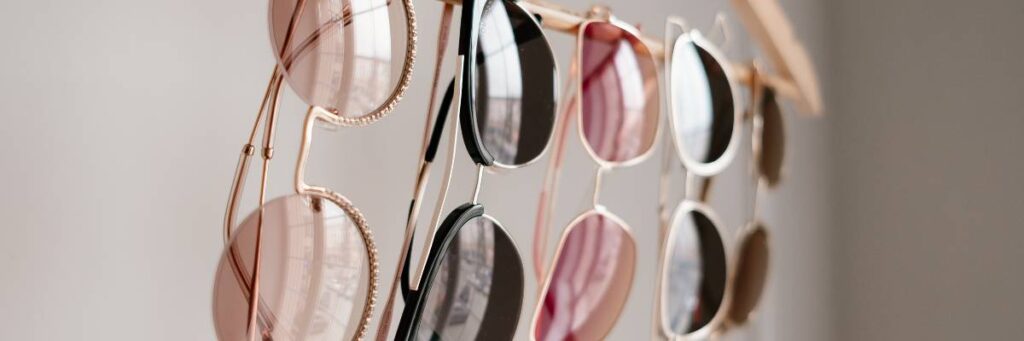 Kilka par okólarów. Obrazek w artykule Marki okularów przeciwsłonecznych. Poznaj przegląd popularnych i najlepszych marek okularów na słońce