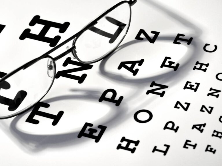 Okulary i tablica okulistyczna. Obrazek w artykule Jak dobrać okulary? Odkrywamy zasady dopasowania oprawek do typu twarzy