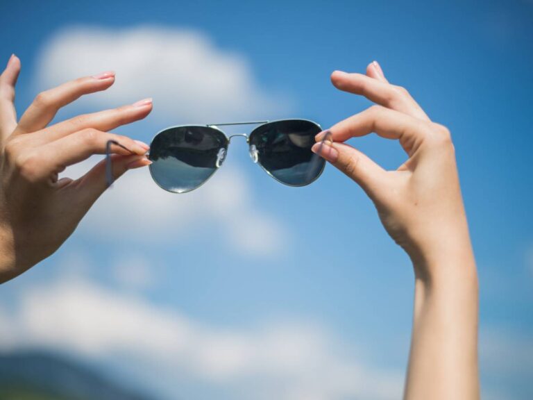 Okulary na tle nieba. Obrazek w artykule Okulary aviator damskie. Odkryj klasyka w nowoczesnym wydaniu