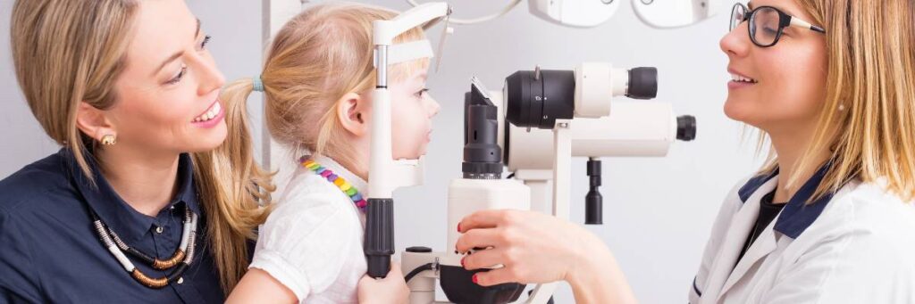 Badanie wzroku u dziewczynki małej. Obrazek w artykule Optometrysta kto to? Poznaj specjalności 