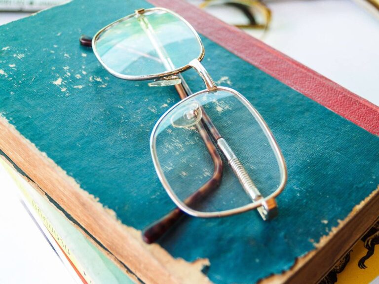 Okulary. Obrazek w artykule Refrakcja oka - co to jest? Wyjaśniamy czym jest ta wada wzroku