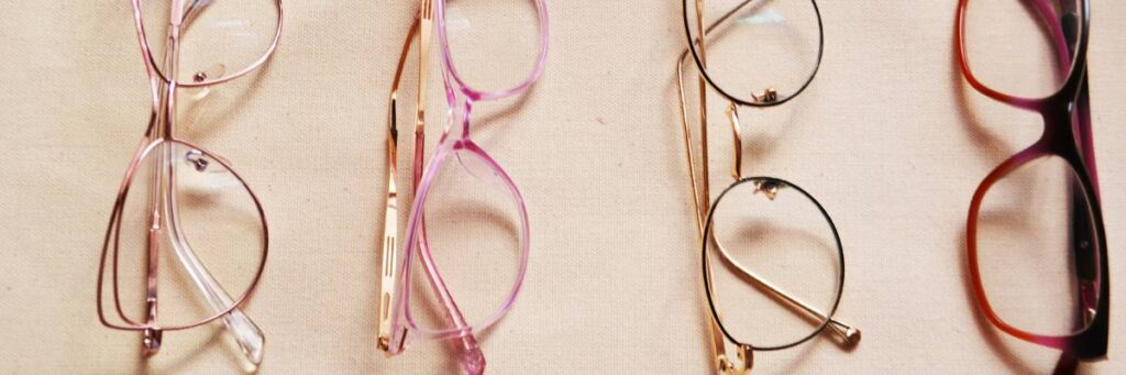 Różne oprawki okularów. Obrazek w artykule Refrakcja oka - co to jest? Wyjaśniamy czym jest ta wada wzroku