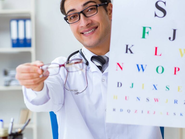 Badanie oczu. Obrazek w artykule Zaburzenia refrakcji i akomodacji. Sprawdź jak rozpoznać poważne problemy ze wzrokiem