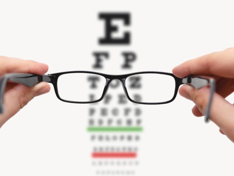 Tablica do badania i oprawka. Obrazek w artykule Rozmazany obraz w jednym oku. Poznaj możliwe przyczyny i sposoby leczenia