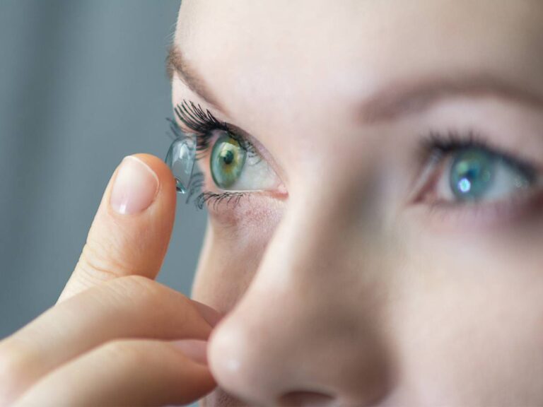 Kobieta zakłada soczewki. Obrazek w artykule Soczewki sferyczne. Sprawdź, czy takie soczewki są dla Ciebie