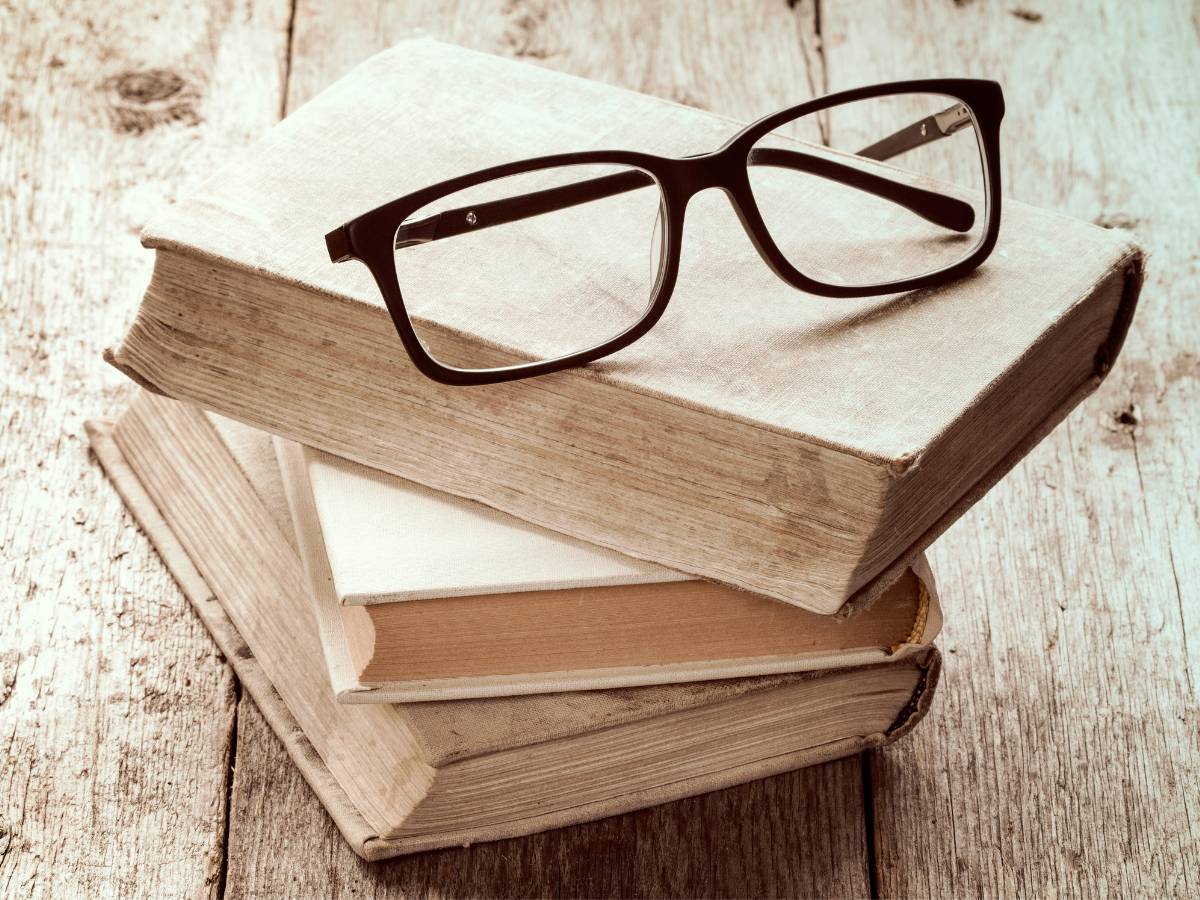 Okulary na książkach. Obrazek w artykule Co zrobić ze starymi okularami? Kreatywne i ekologiczne drugie życie zepsutych okularów