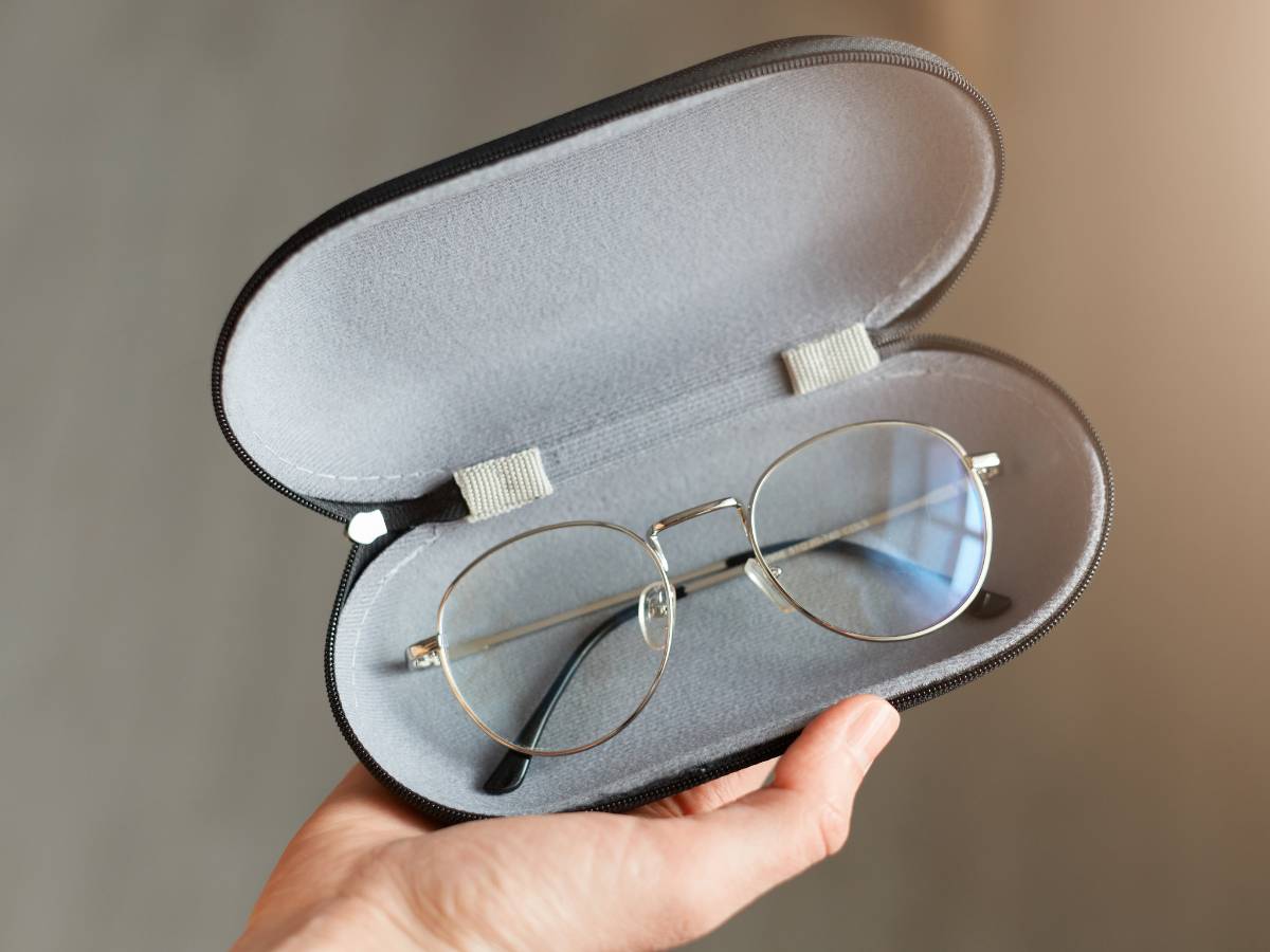 Etui z okularami. Obrazek w artykule Szmatka do okularów. Poznaj przeznaczenie i sposób użycia szmatek dodawanych do okularów