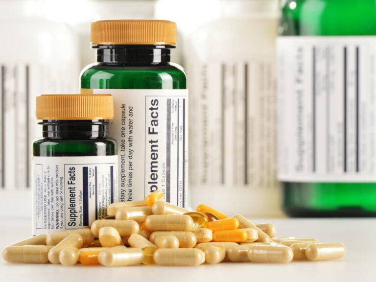 Słoiczki z kapsułkami. Obrazek w artykule Witamina na wzrok. Jakie suplementy mogą poprawić zdrowie oczu?