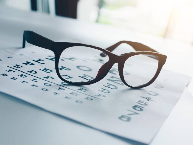 Okulary na książce, Obrazek w artykule Co wzmacnia wzrok? sprawdzone sposoby na poprawę widzenia