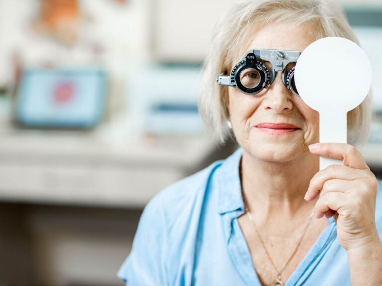 Kobieta podczas badania. Obrazek w artykule Zaburzenia widzenia ICD 10. Przewodnik po diagnozach i kodach