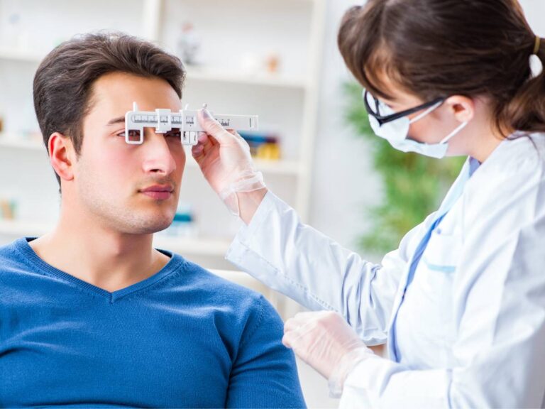Mężczyzna z zapaleniem u lekarza. Obrazek w artykule Zapalenie nerwu wzrokowego objawy - jak rozpoznać zaburzenia widzenia?