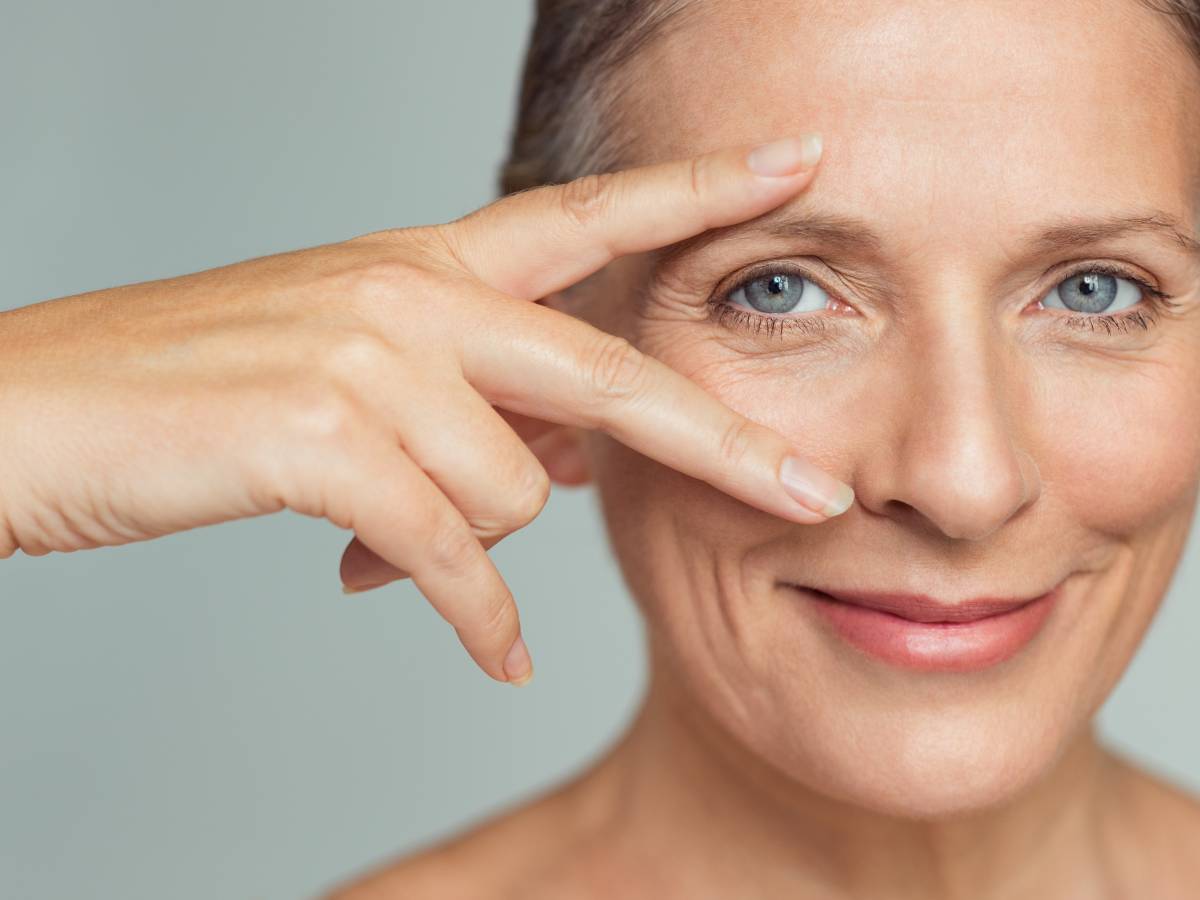 Kobieta z dłonia przy oku. Obrazek w artykule Zespół kociego oka. Odkryj przyczyny, objawy i leczenie tej choroby genetycznej oczu