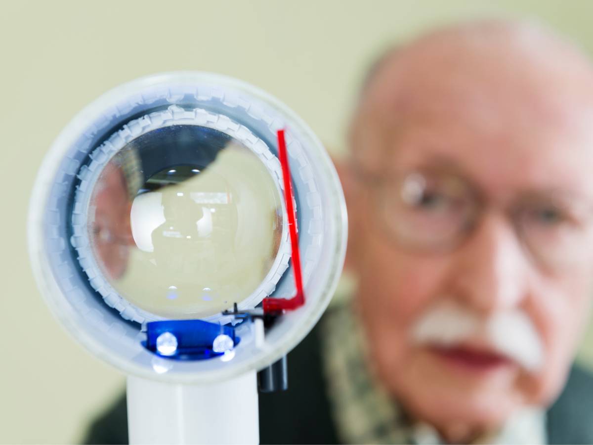 Starszy człowiek z problemami ze wzrokiem. Obrazek w artykule Domowe sposoby na zwyrodnienie plamki żółtej. Proste metody wspomagające wzrok
